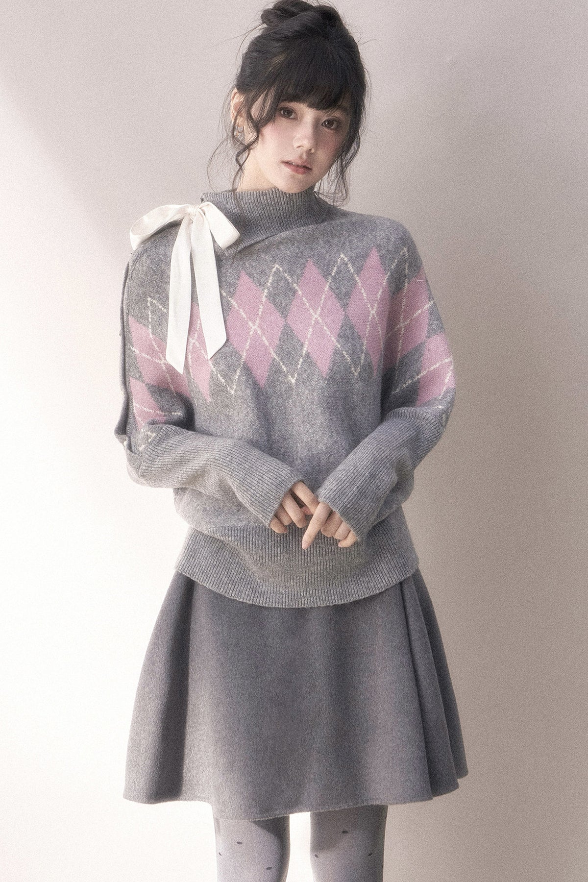 Grauvioletter Rautenmuster-Pullover mit Schleife und Stehkragen
