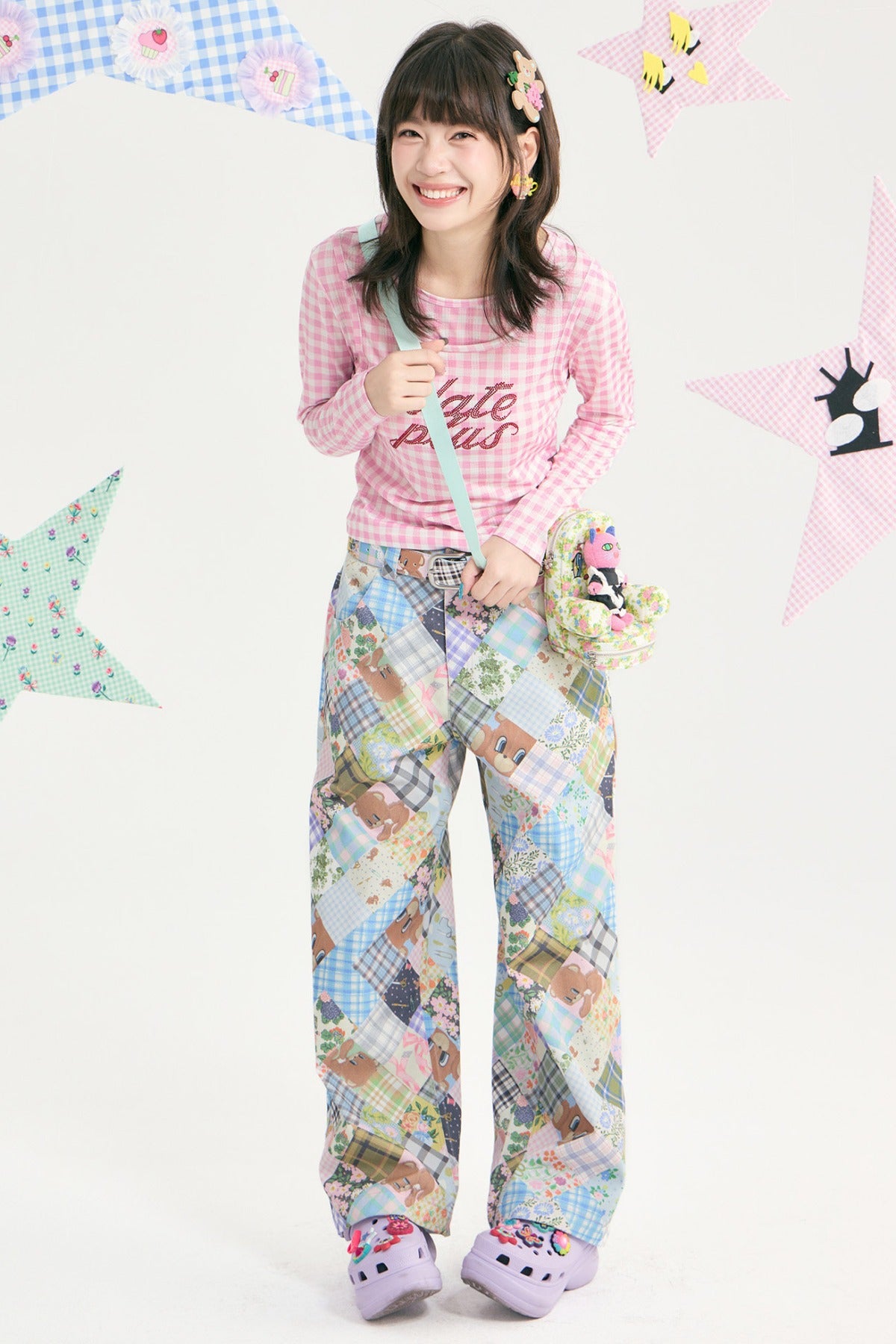 Pantaloni a vita bassa a toppe con orso e fiori
