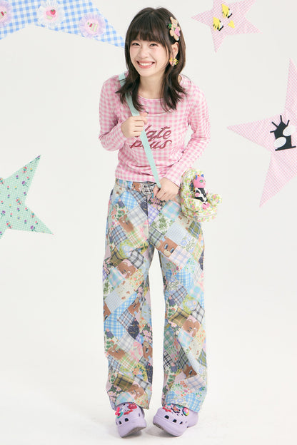 Pantaloni a vita bassa a toppe con orso e fiori