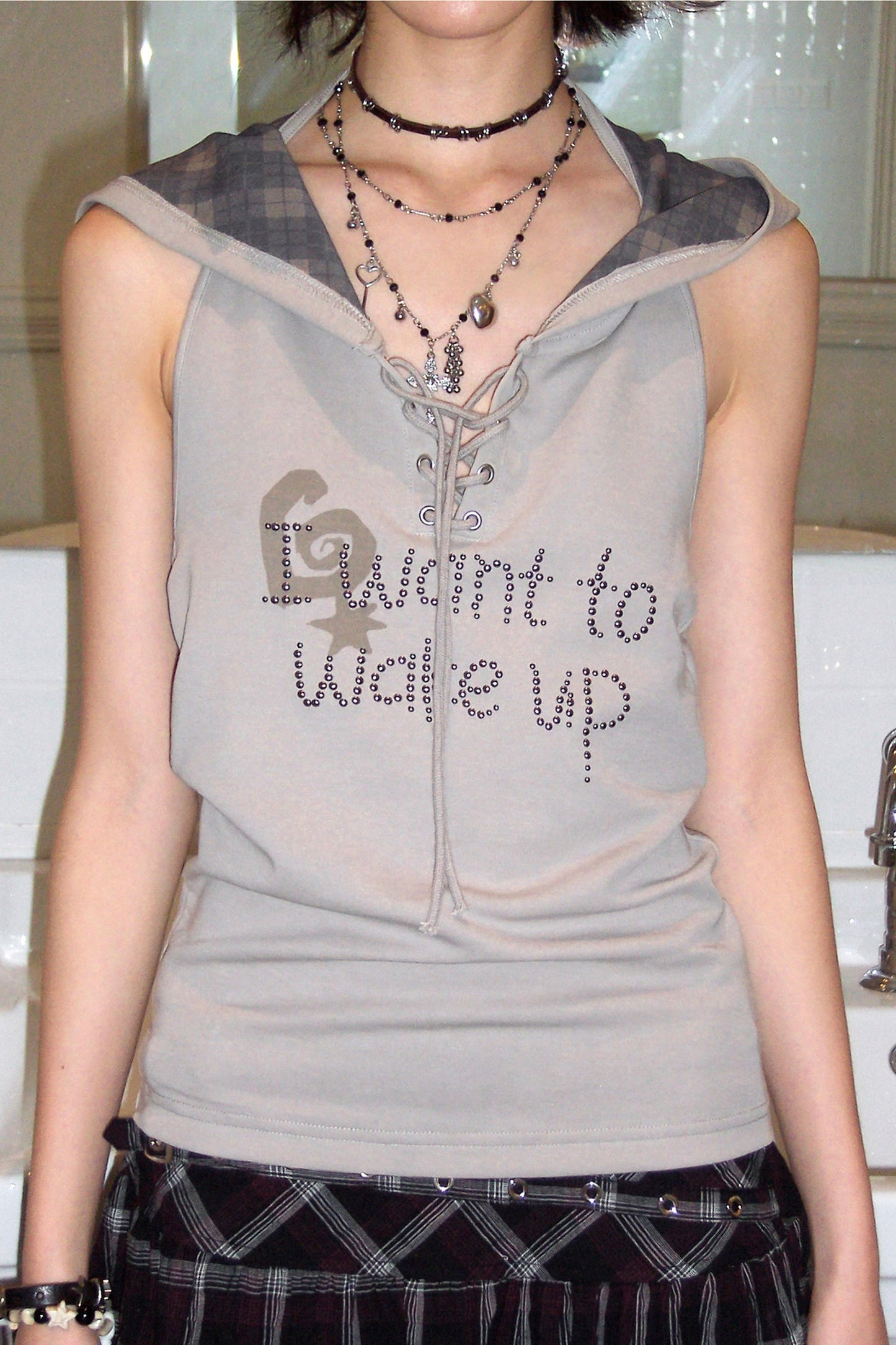 Gilet con cappuccio a quadri e strass
