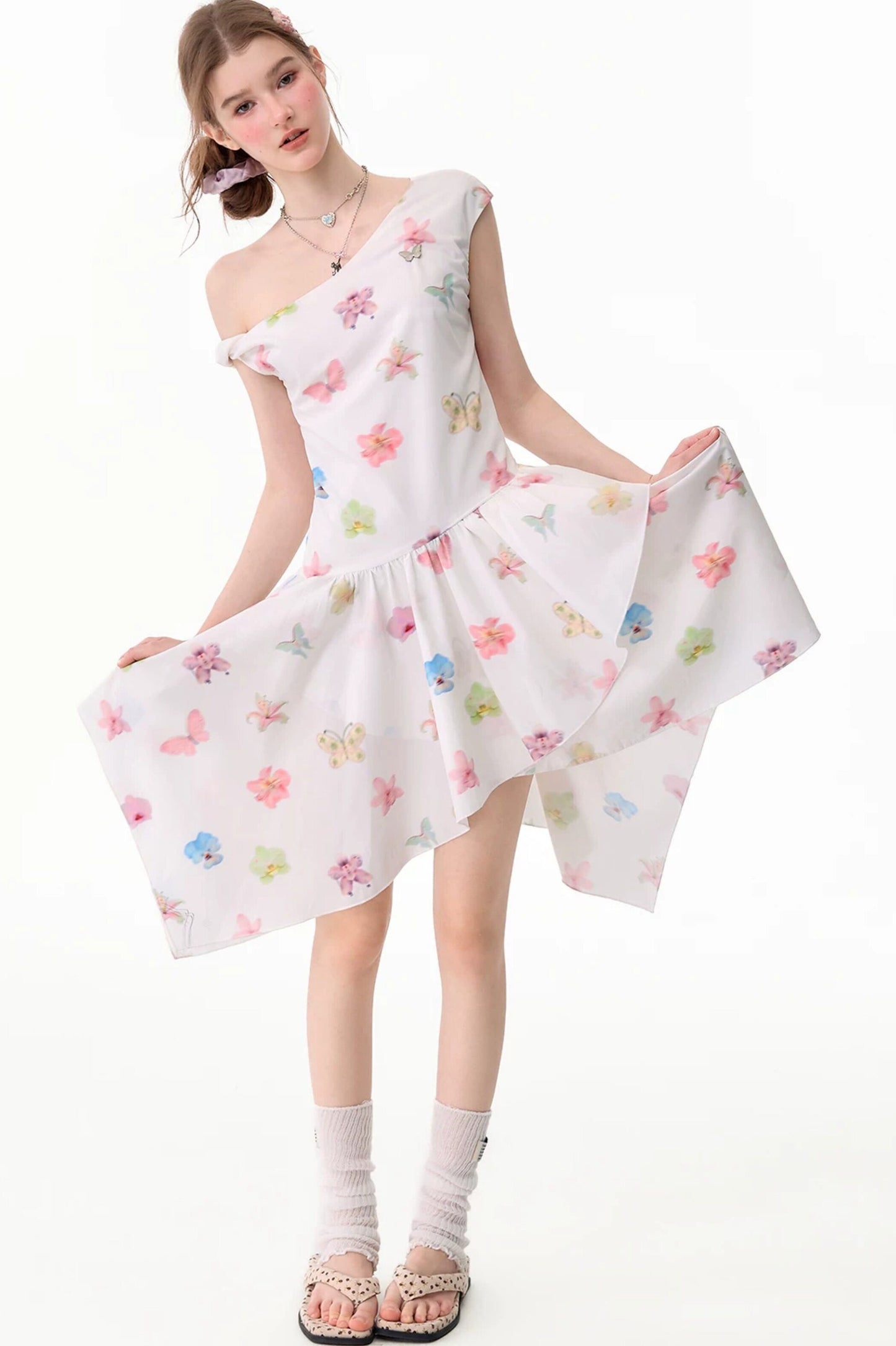 Schulterfreies Kleid mit Schmetterlings- und Blumenmuster und asymmetrischem Saum