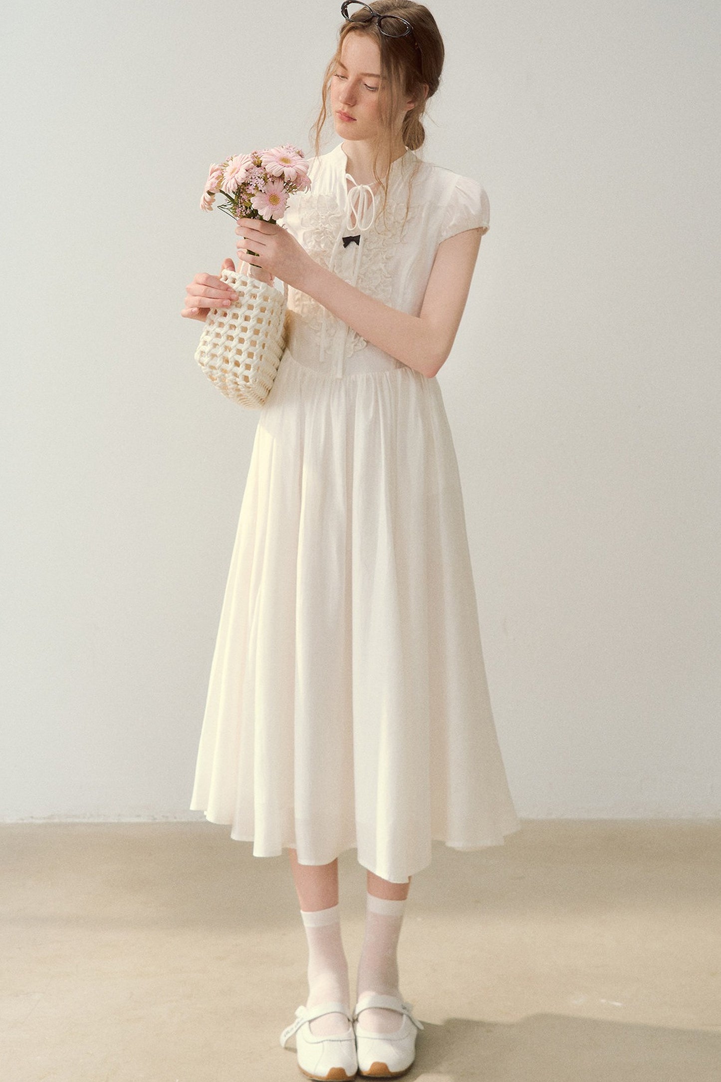 Robe à col en V à motif floral en acétate