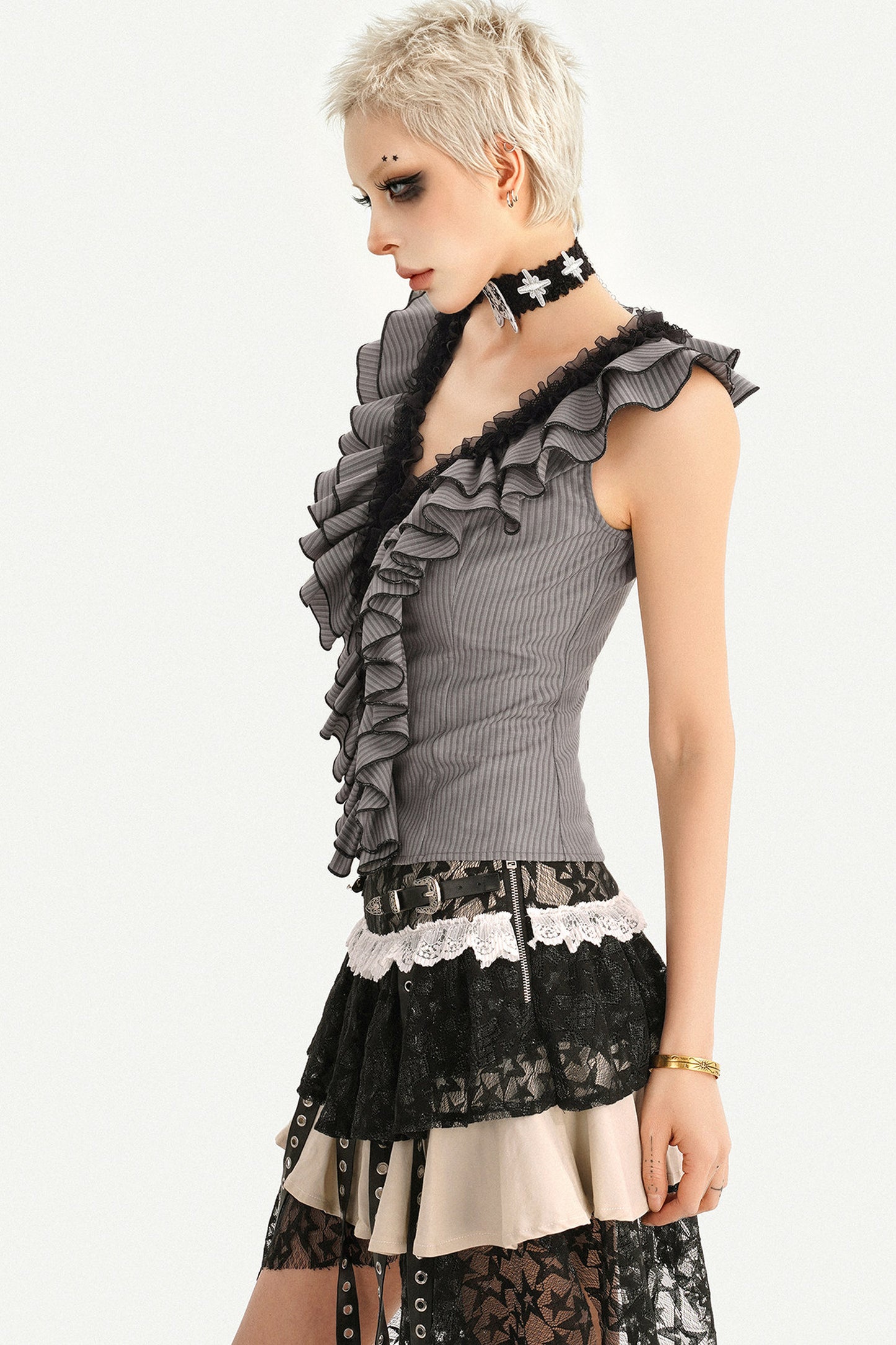 Camicia gotica a righe con volant, scollo a V e senza maniche