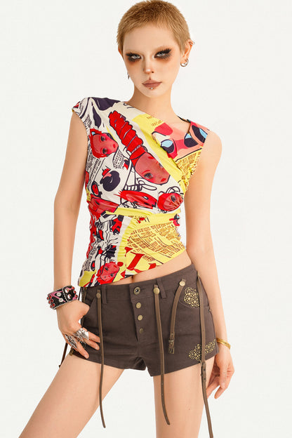 Shorts mit niedriger Taille, Metallknöpfen und Lederträgern