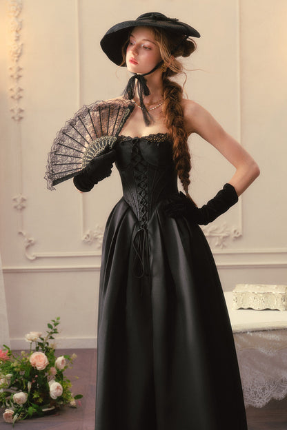 Französisches Prinzessinnenkleid aus Satin mit Korsett
