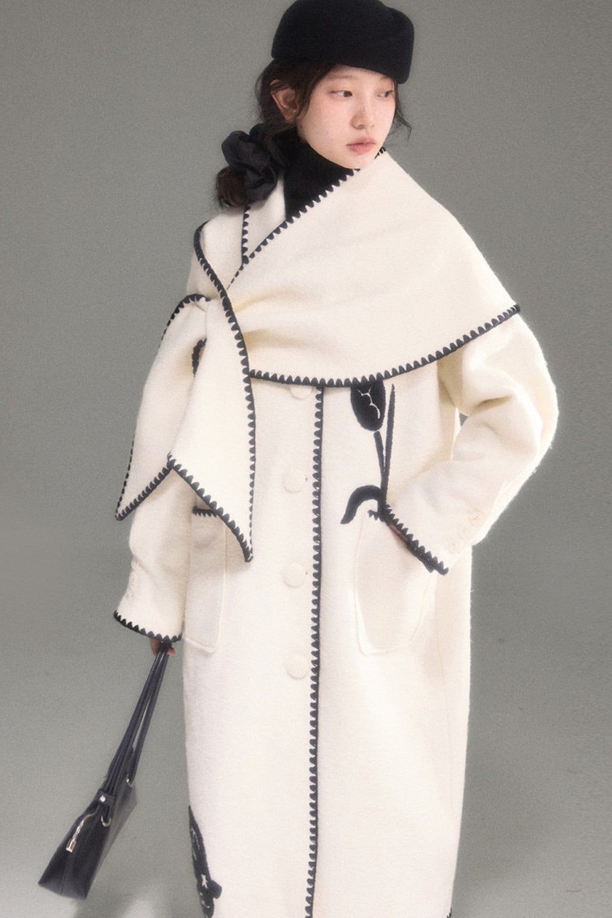 Cappotto lungo in lana ricamato con collo a scialle a tulipano