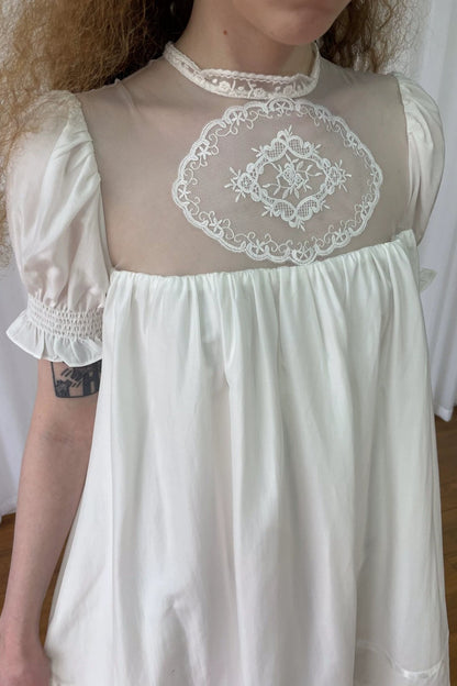 Weißes Spitzen-Netzstoffkleid im Puppenstil