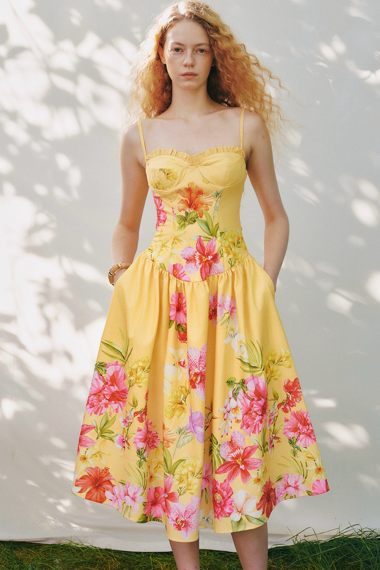 Tropisches geblümtes Lyocell-Trägerkleid