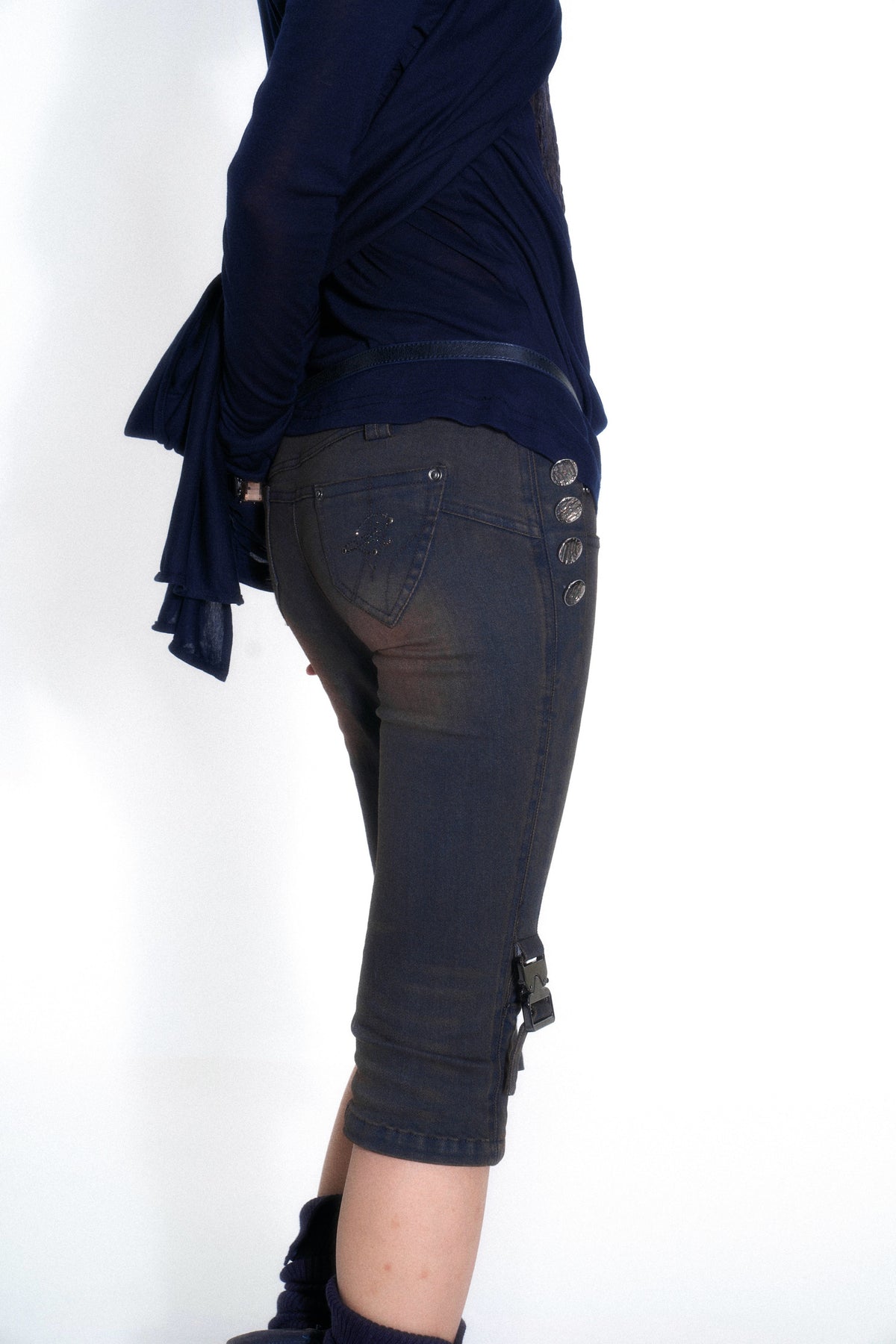 Gestrickte, kreuzstichbestickte Jeans in gewaschener Optik, mittellang