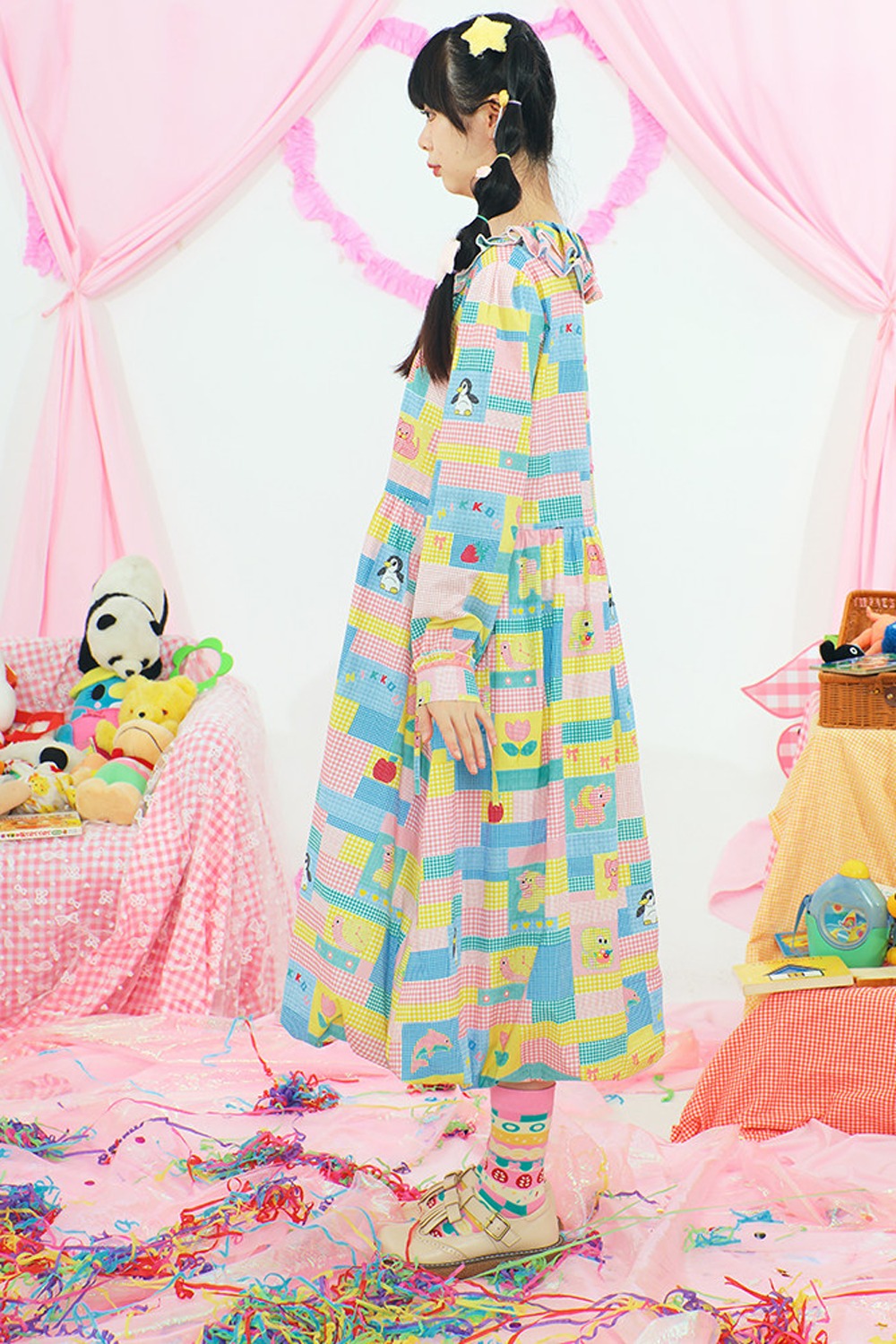 Langärmeliges Kleid mit Originaldruck und Blütenknospenmotiv