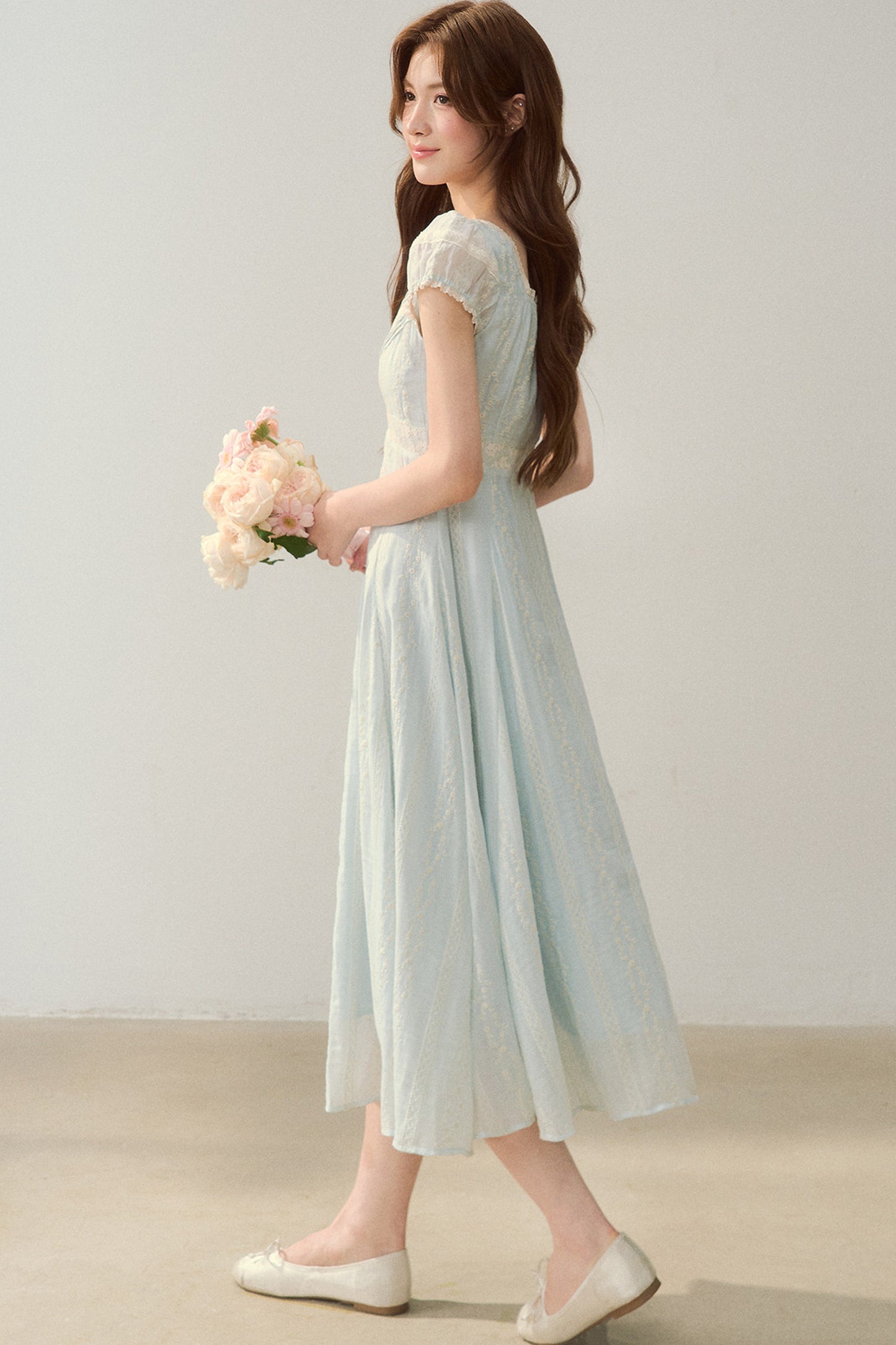 Robe brodée à col V bleu brume