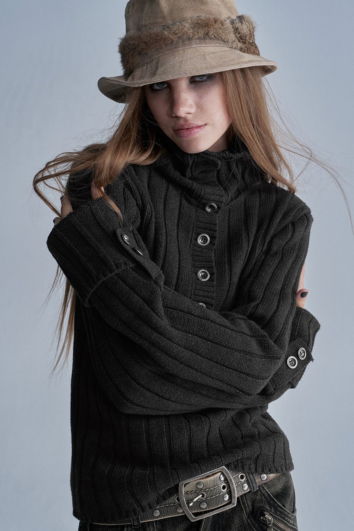 Gerippter Rollkragenpullover mit Knöpfen