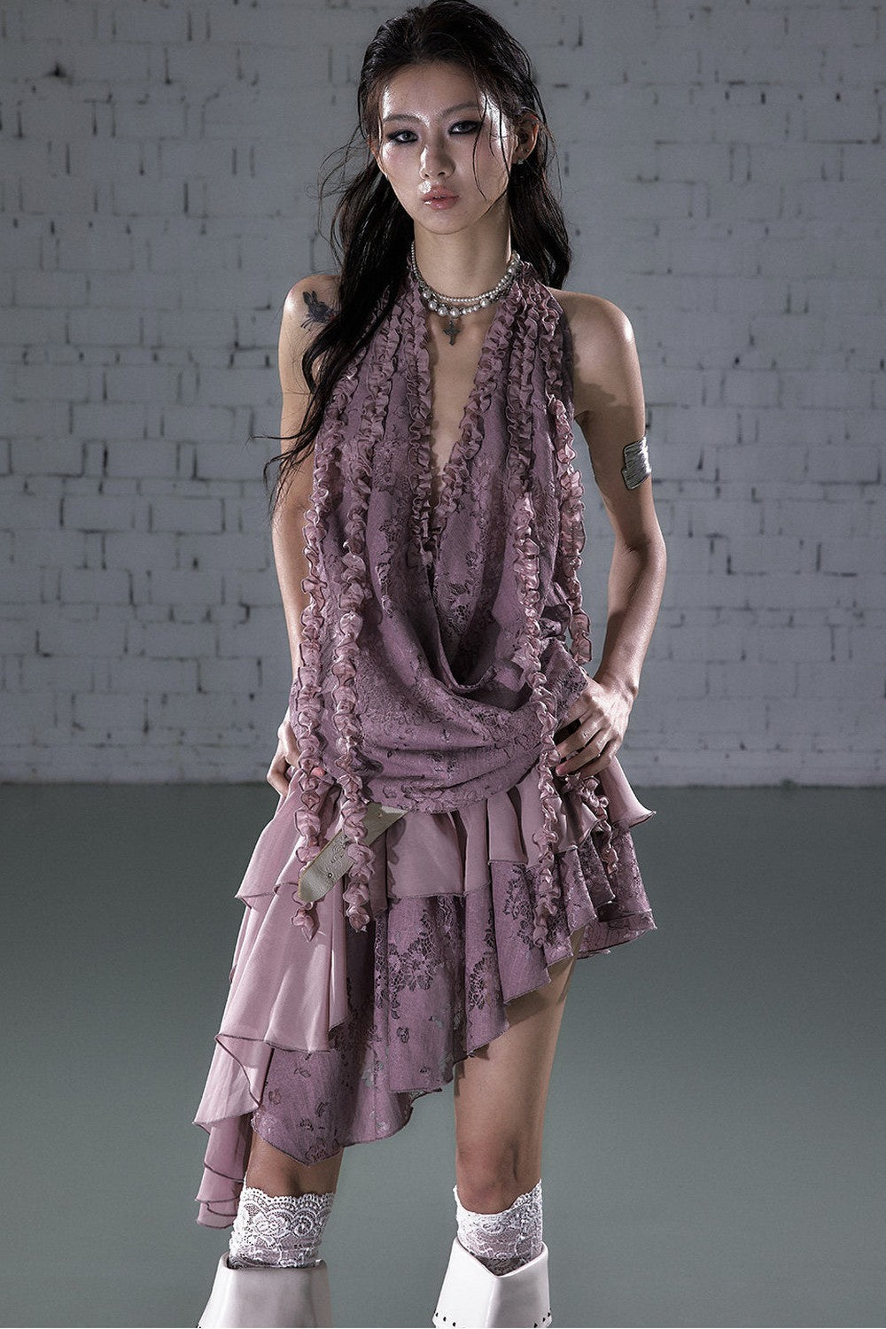 Abito halter con ruches in pizzo