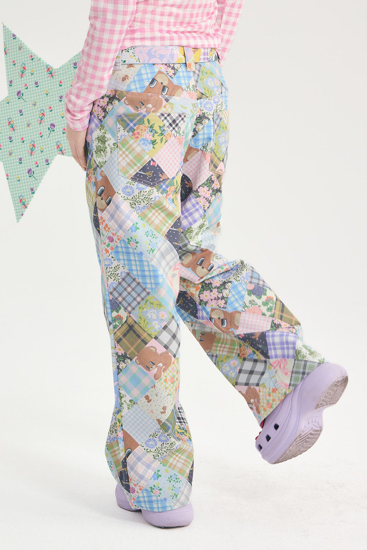 Pantaloni a vita bassa a toppe con orso e fiori