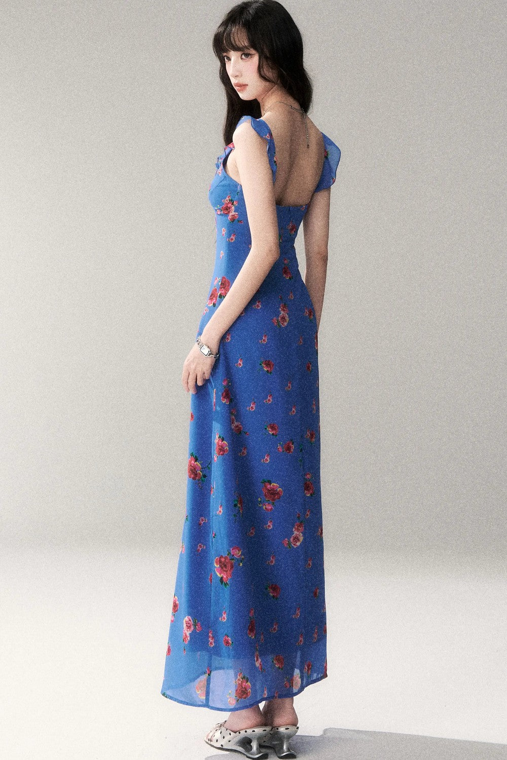 Abito estivo blu con rose