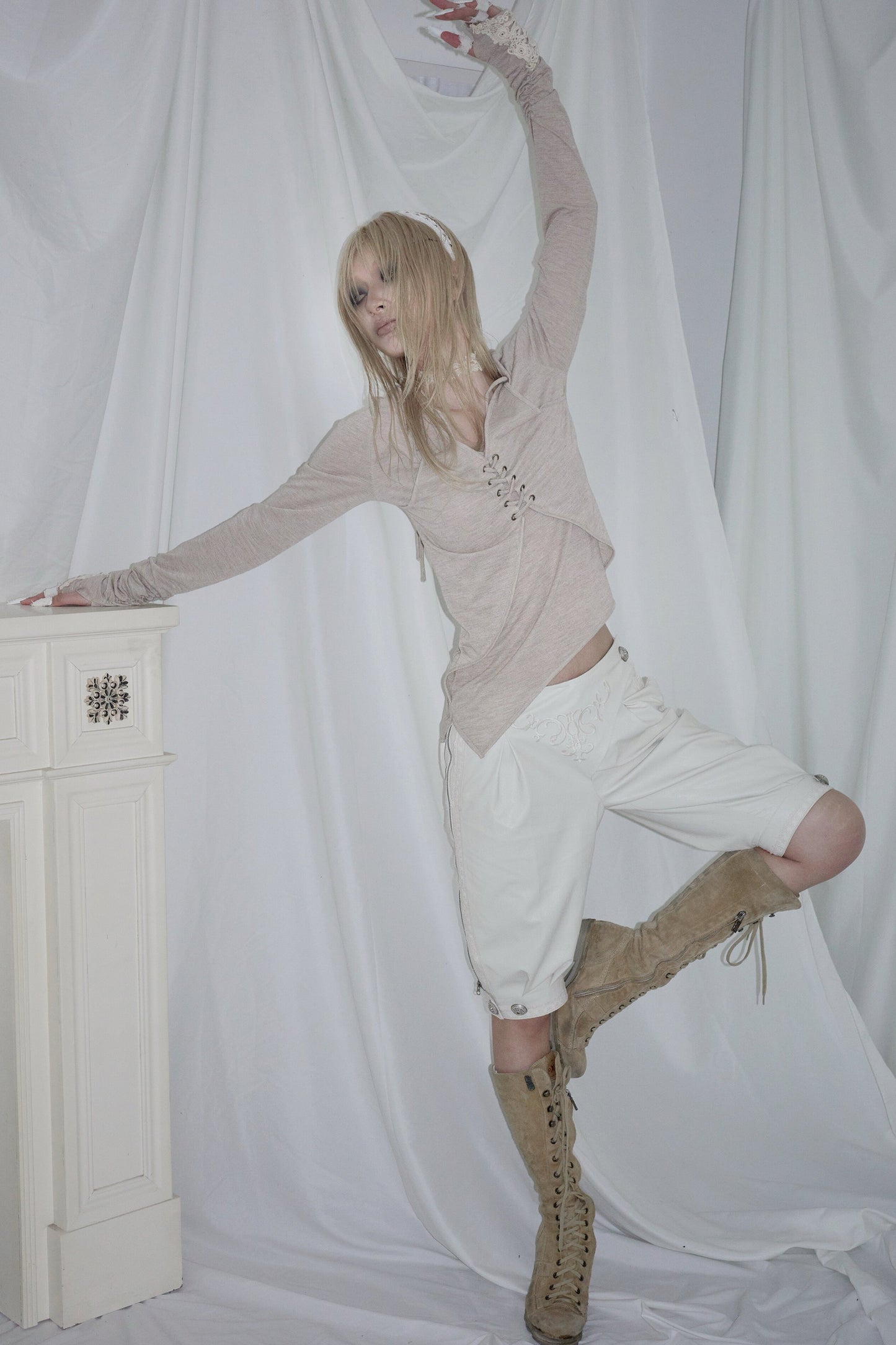 Blusa ricamata con orlo irregolare