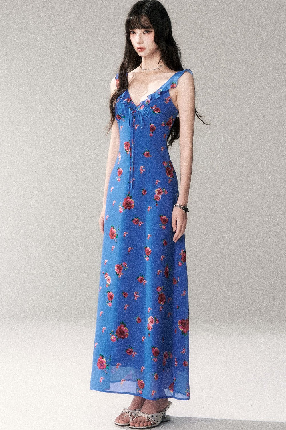 Abito estivo blu con rose