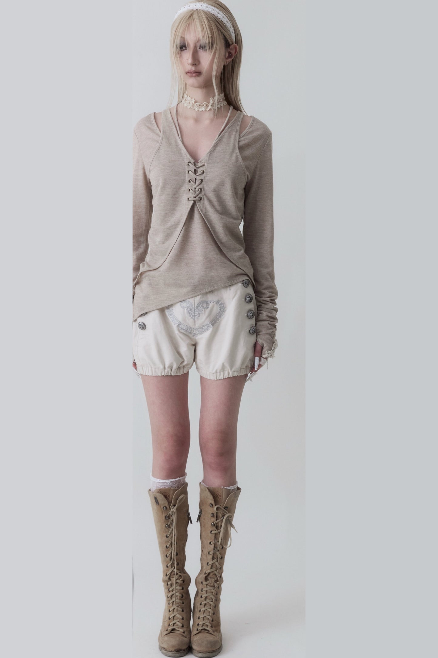 Blusa ricamata con orlo irregolare