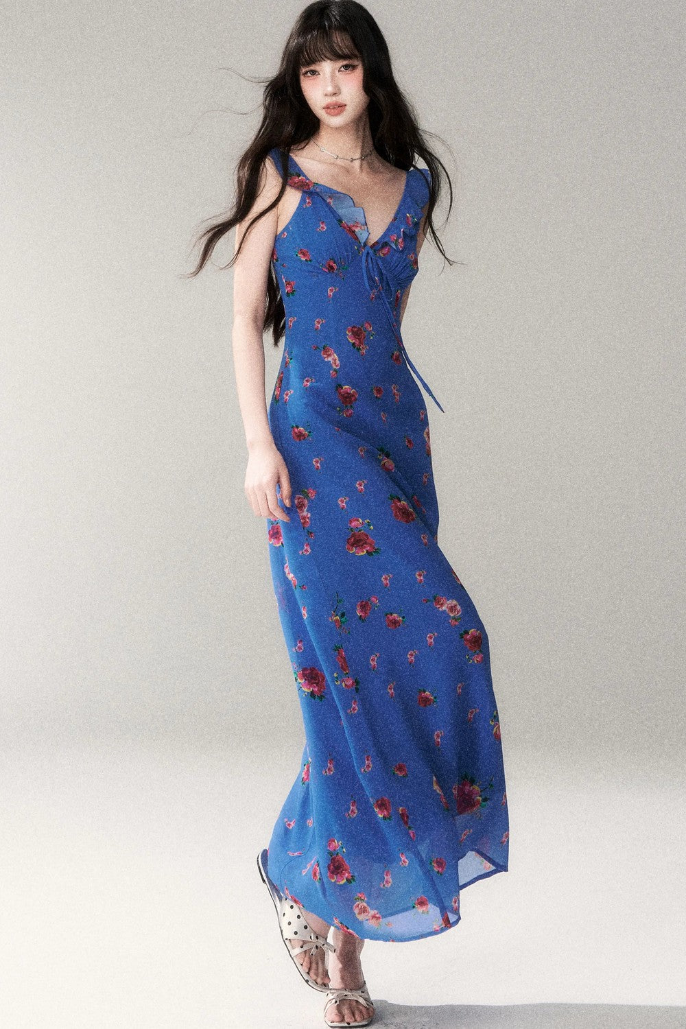 Abito estivo blu con rose