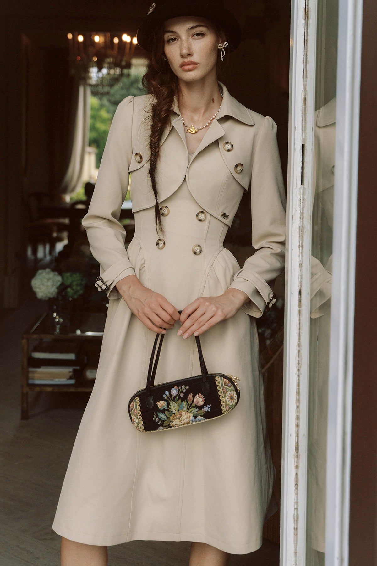 Set aus kurzer Jacke und Kleid
