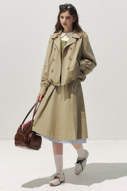 Completo retrò kaki con trench corto con colletto da bambola e gonna