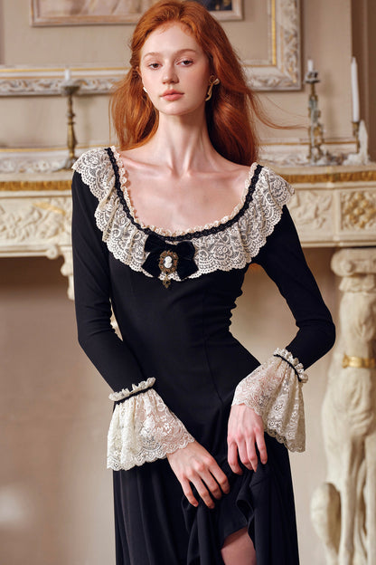 Schwarzes langärmeliges Strickkleid