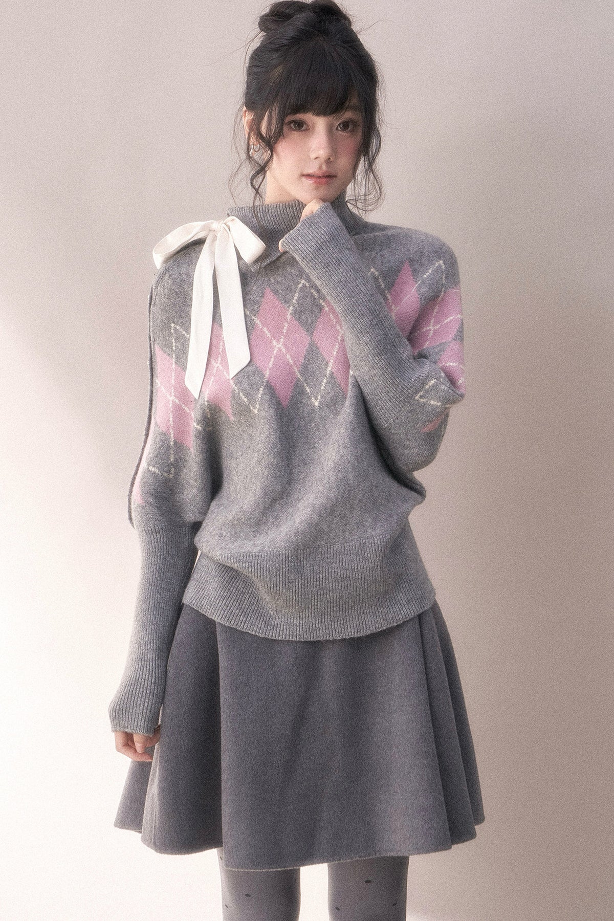 Grauvioletter Rautenmuster-Pullover mit Schleife und Stehkragen