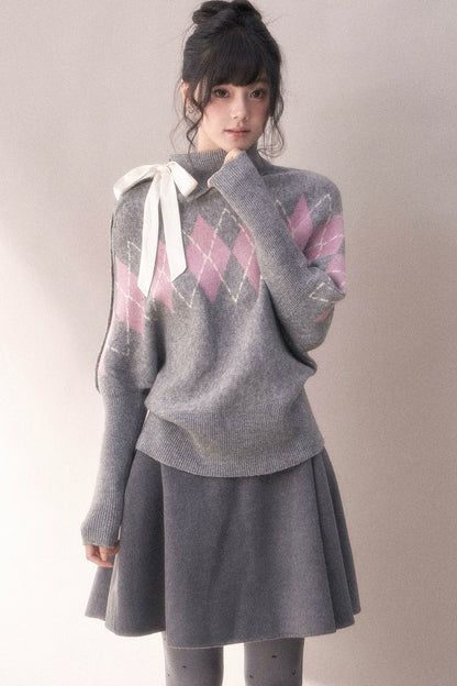 Grauvioletter Rautenmuster-Pullover mit Schleife und Stehkragen