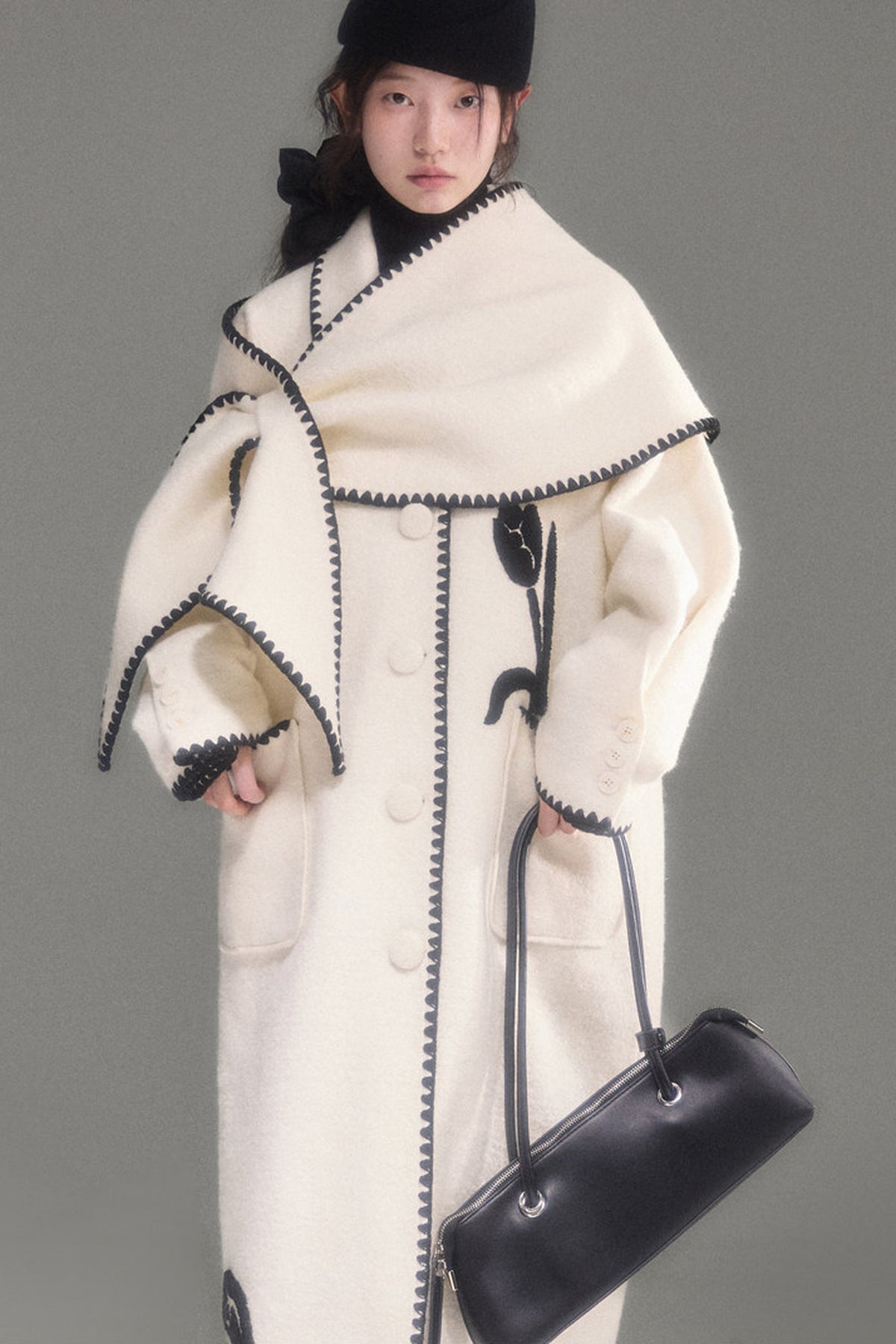 Cappotto lungo in lana ricamato con collo a scialle a tulipano