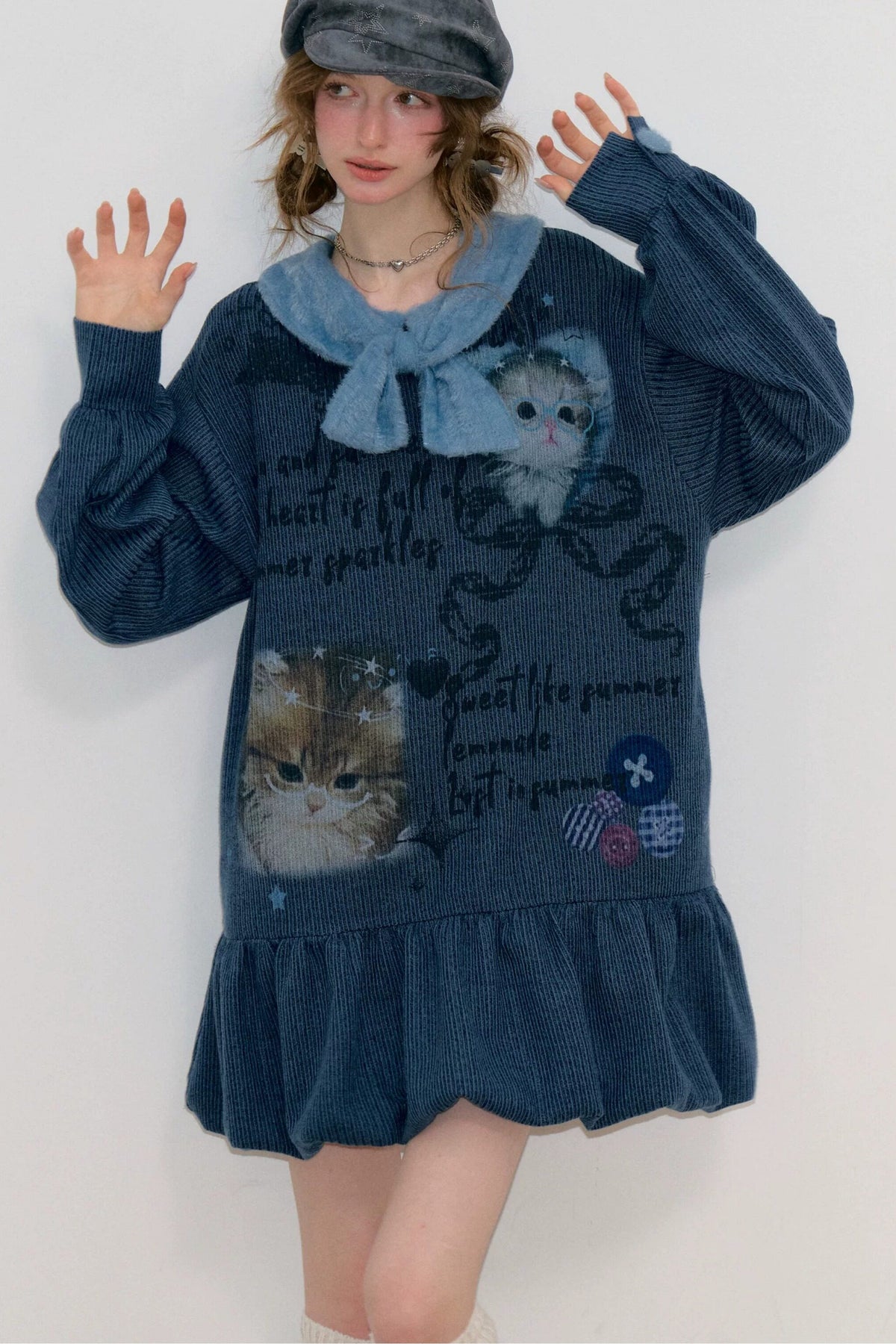 Abito in maglia blu navy con collo a fiocco e stampa gatti
