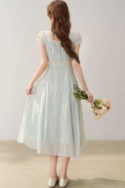 Robe brodée à col V bleu brume