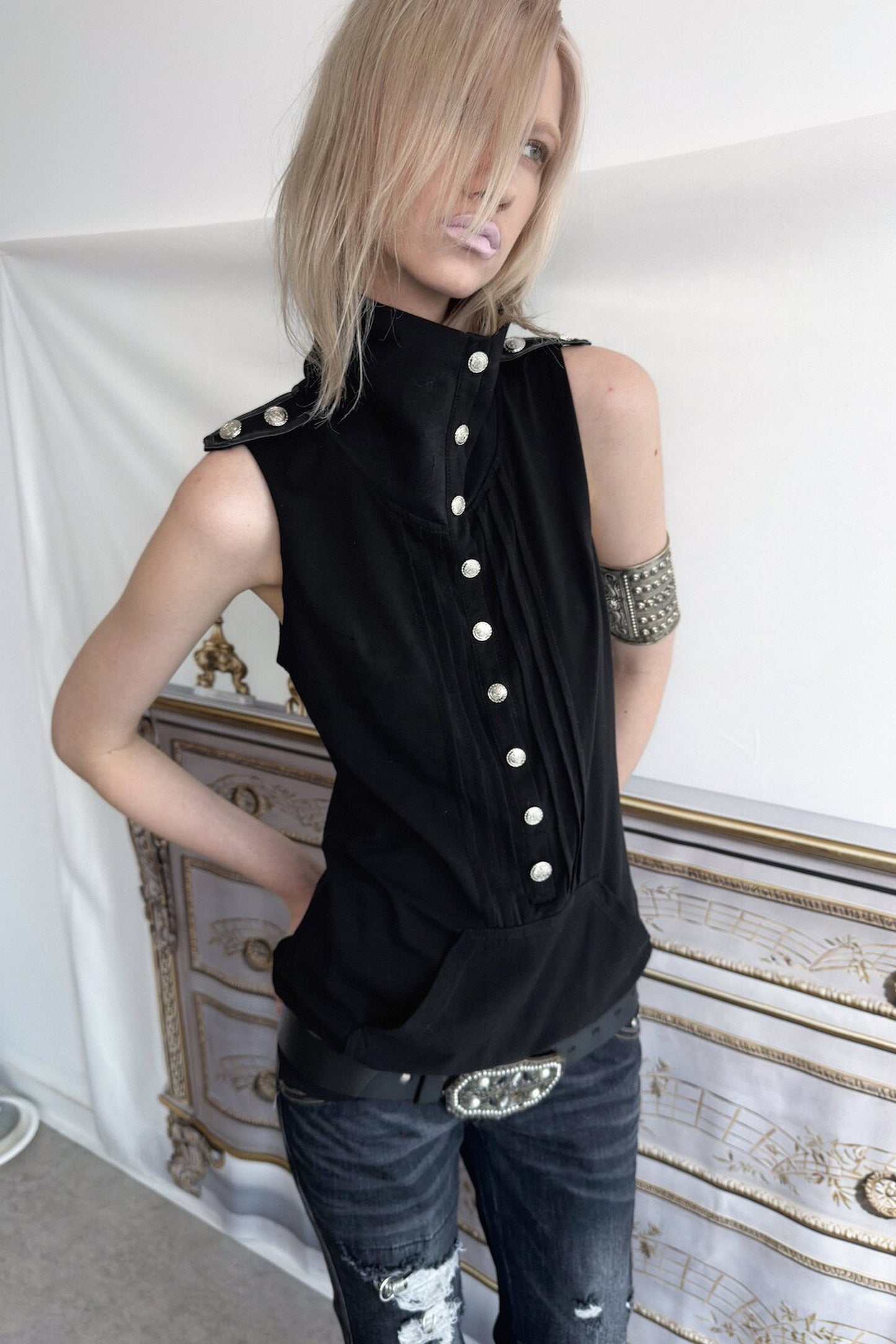 Top smanicato stile felpa con cappuccio con bottoni metallici