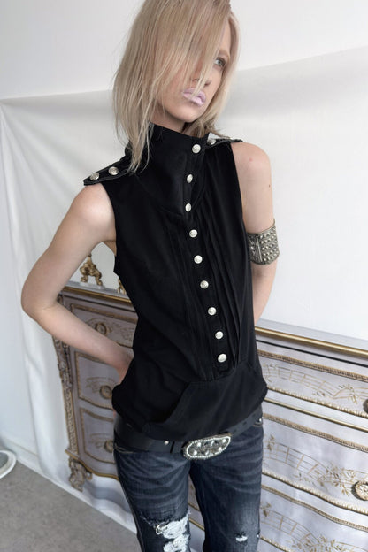 Top smanicato stile felpa con cappuccio con bottoni metallici