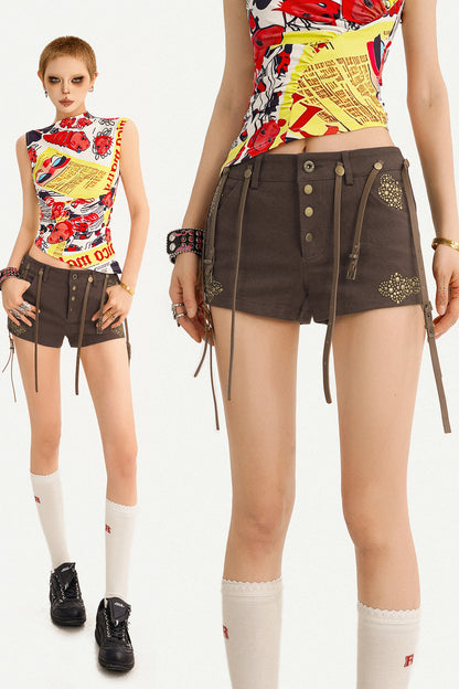 Shorts mit niedriger Taille, Metallknöpfen und Lederträgern