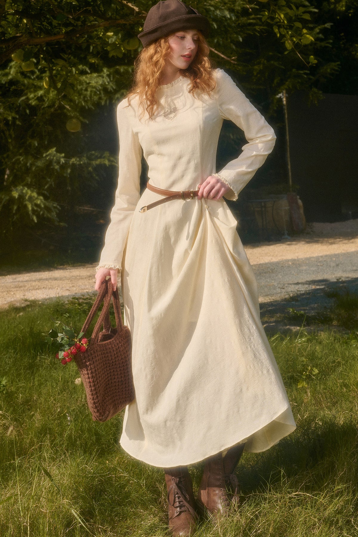 Langes Kleid mit Taillenbetonung, Schleife und Stickerei
