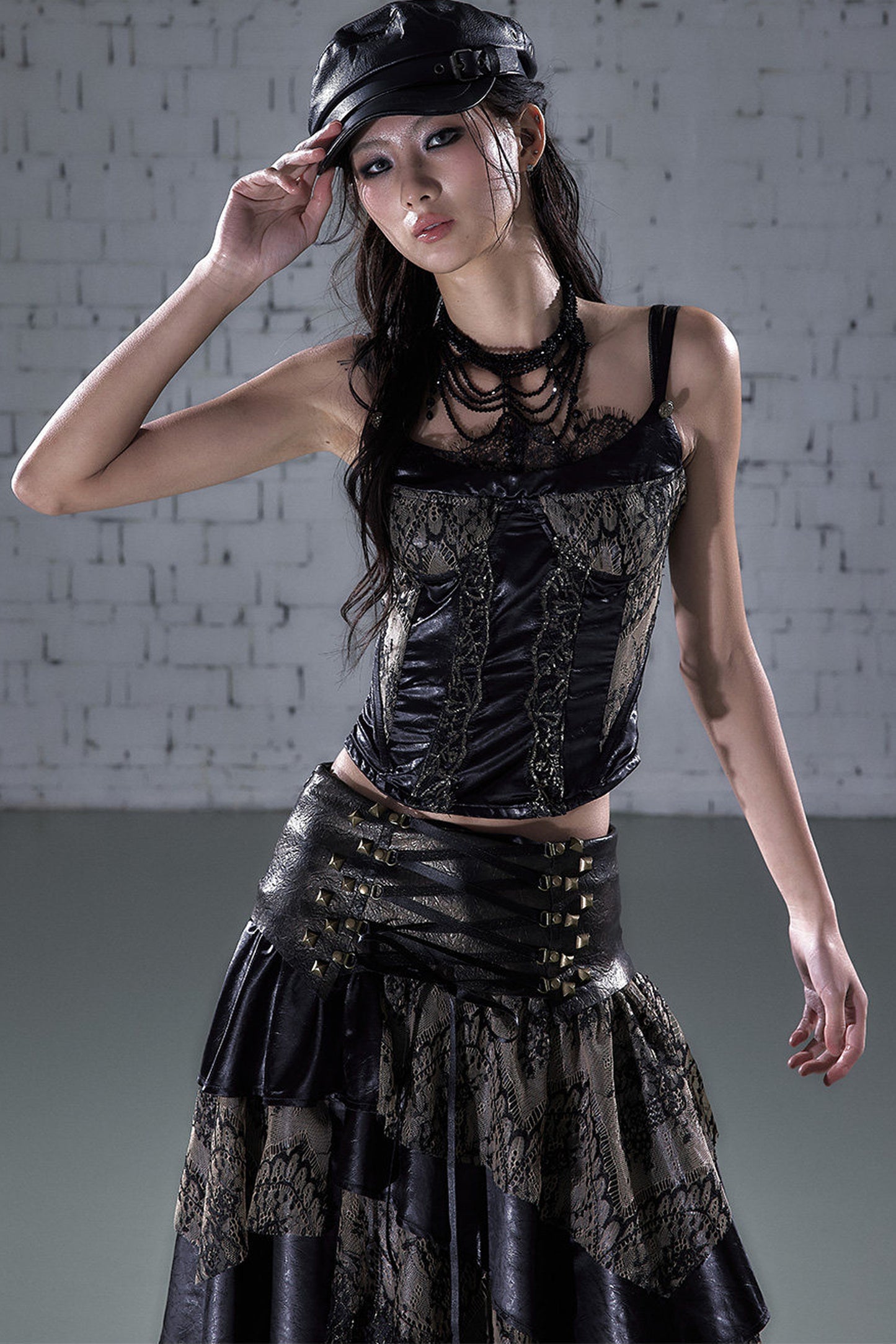 Top corsetto in raso senza spalline con stecche