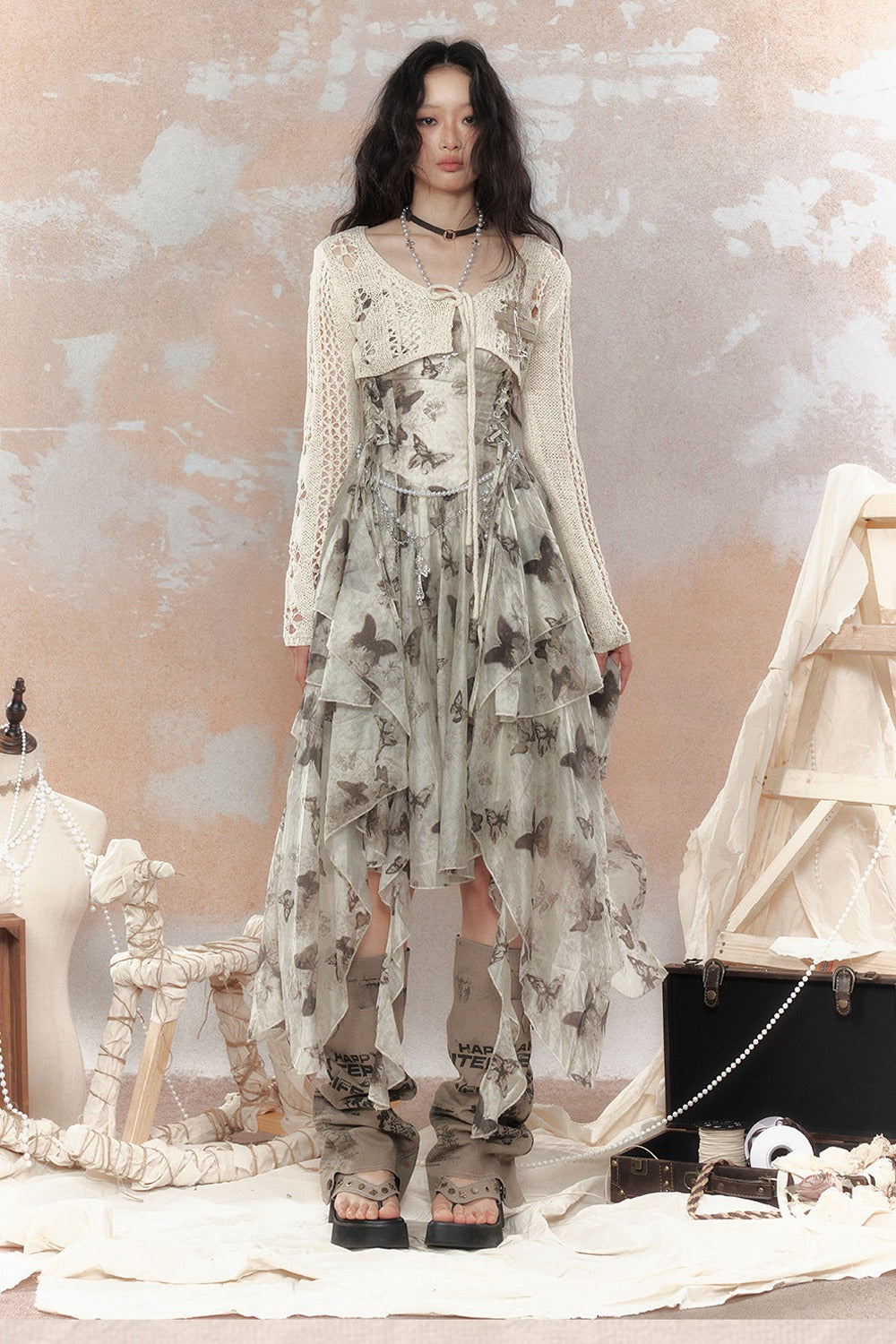 Abito asimmetrico in chiffon con farfalla
