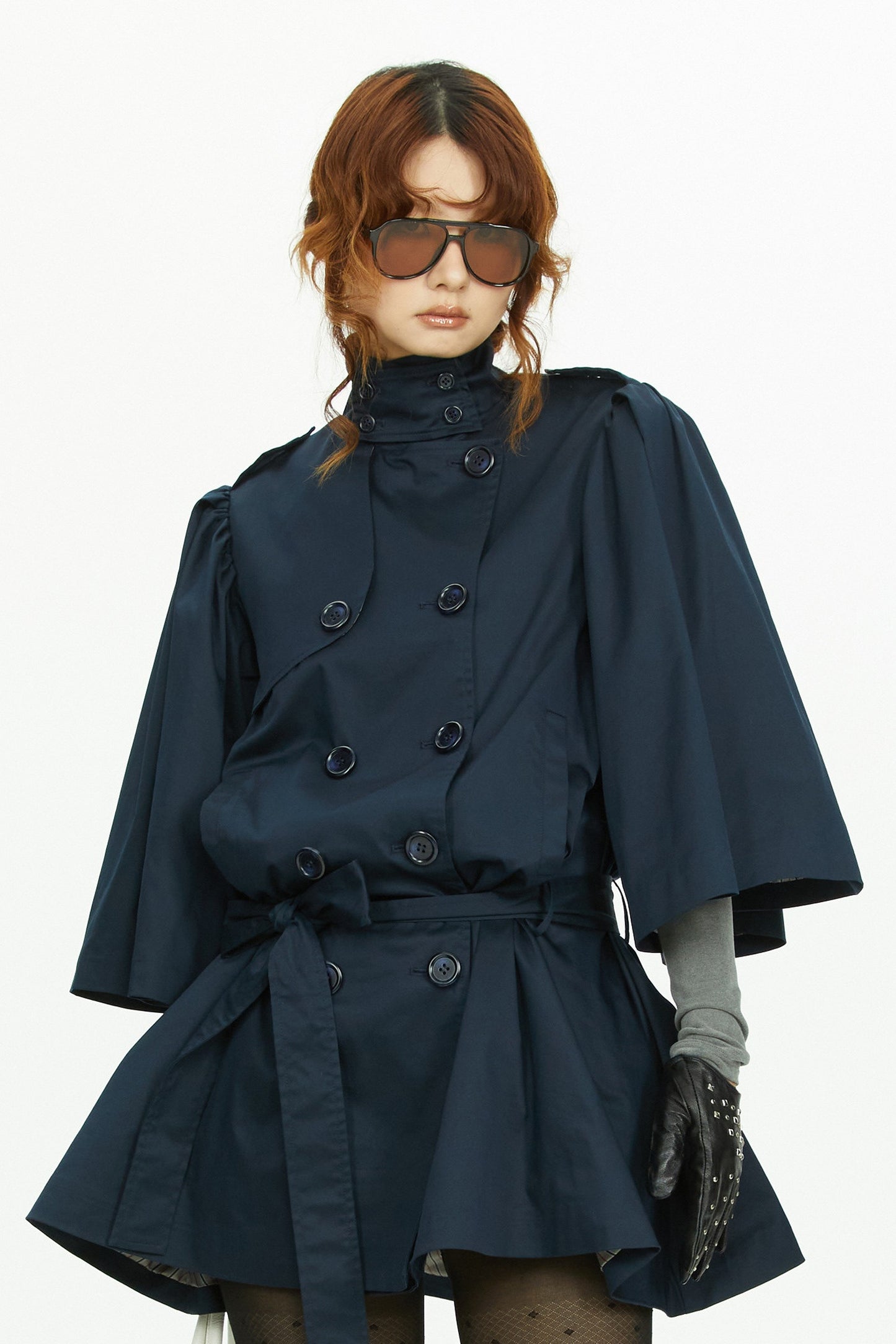 Marineblauer Trenchcoat mit Cape-Ärmeln und zweireihiger Knopfleiste