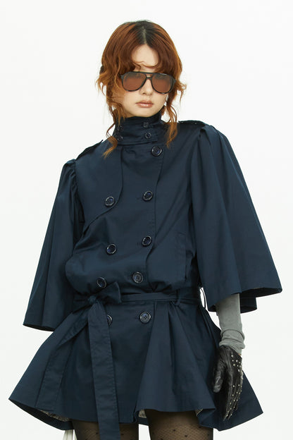 Marineblauer Trenchcoat mit Cape-Ärmeln und zweireihiger Knopfleiste