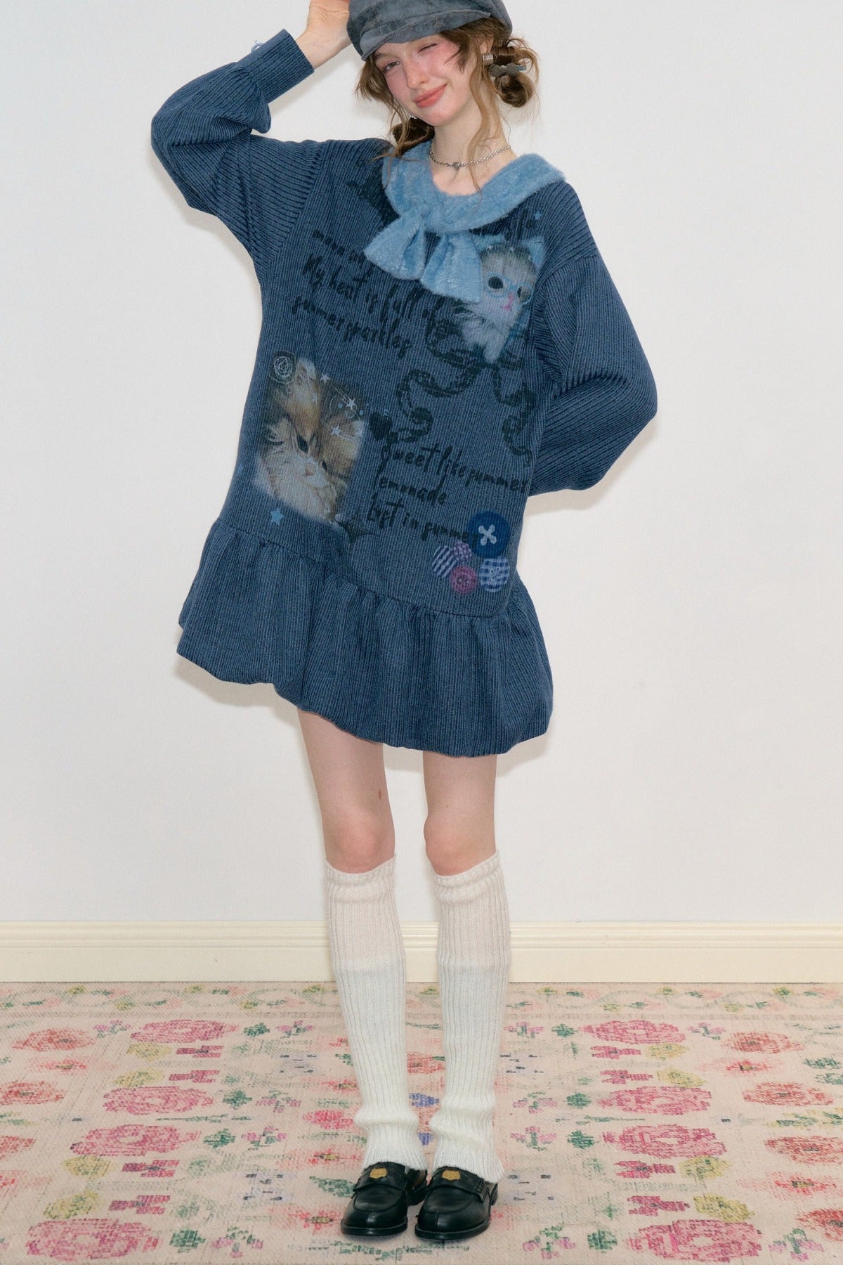 Abito in maglia blu navy con collo a fiocco e stampa gatti