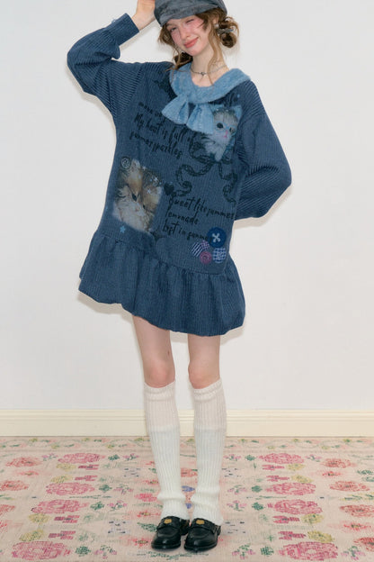 Abito in maglia blu navy con collo a fiocco e stampa gatti