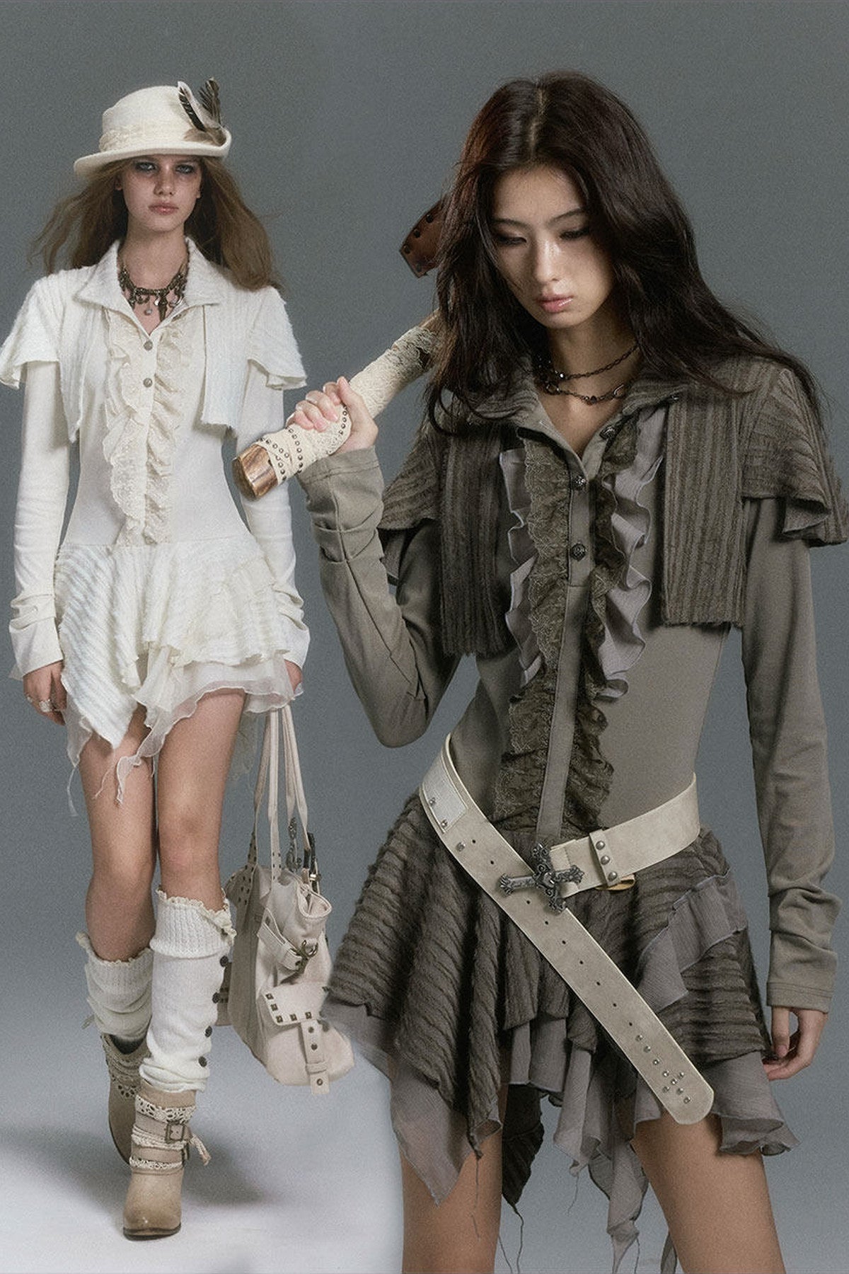 Kleid aus weichem Strick mit Spitzenrüschen und asymmetrischem Capelet