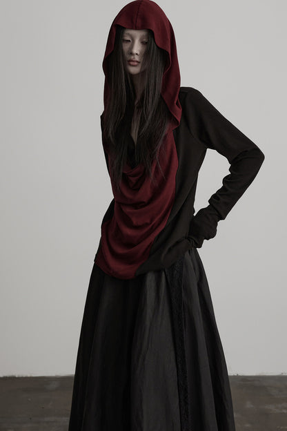 T-shirt nero e rosso con cappuccio e collo drappeggiato