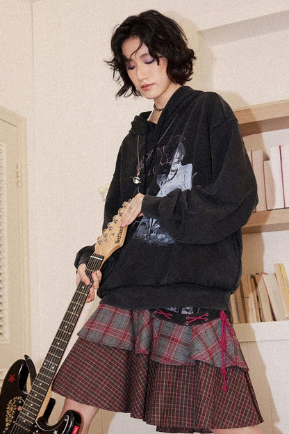 Hoodie mit verwaschenem schwarzem Print und überschnittenen Schultern