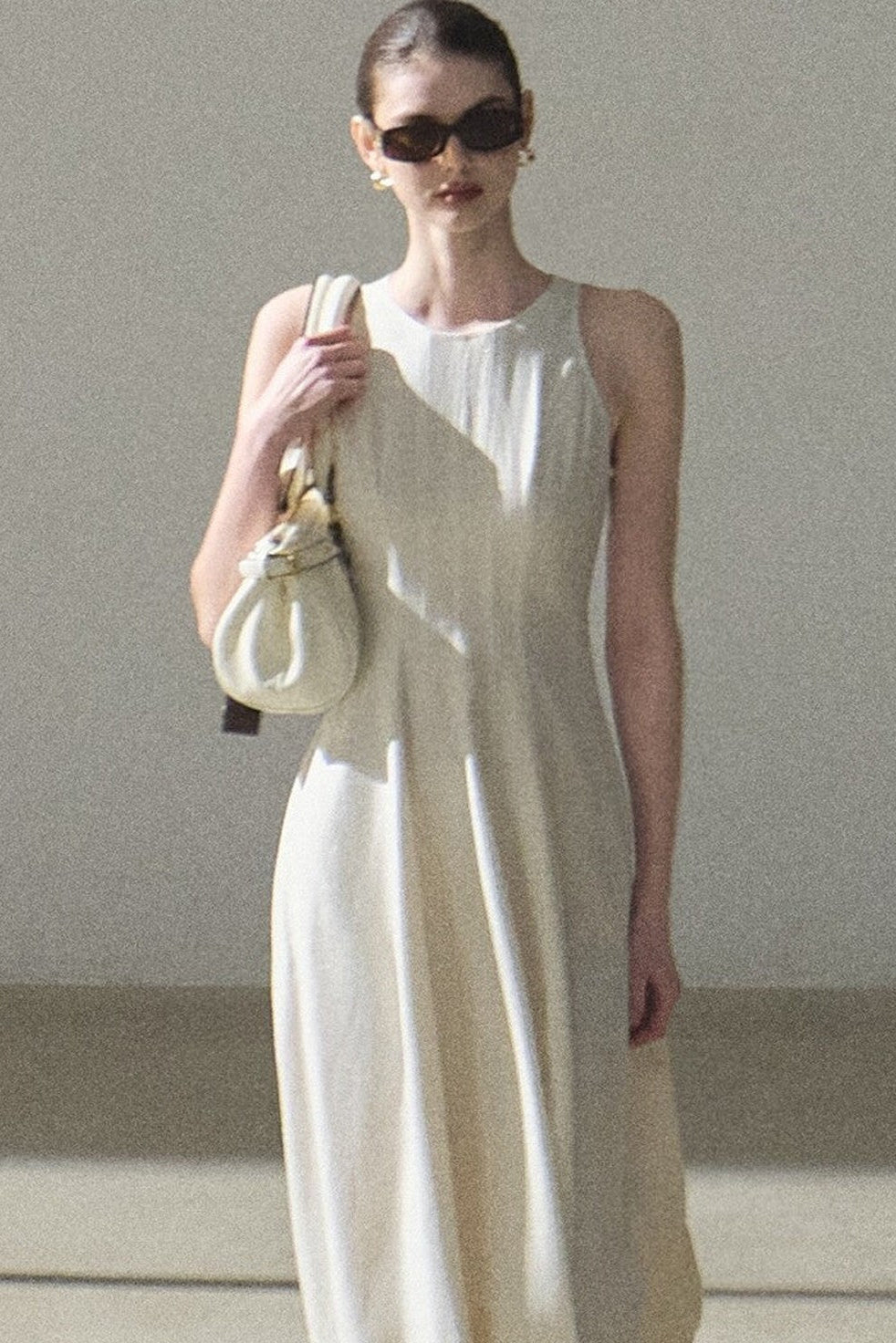 Kleid aus Goldseide und Leinen