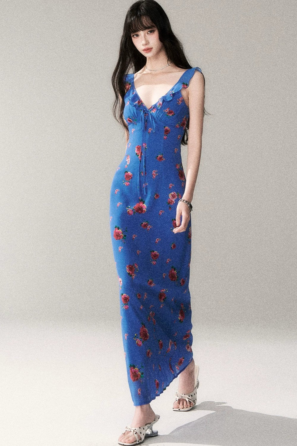 Abito estivo blu con rose