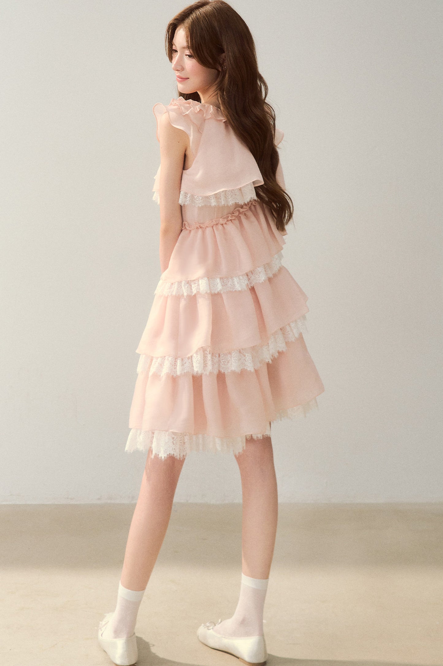 Robe rose à volants superposés en dentelle cils avec nœud