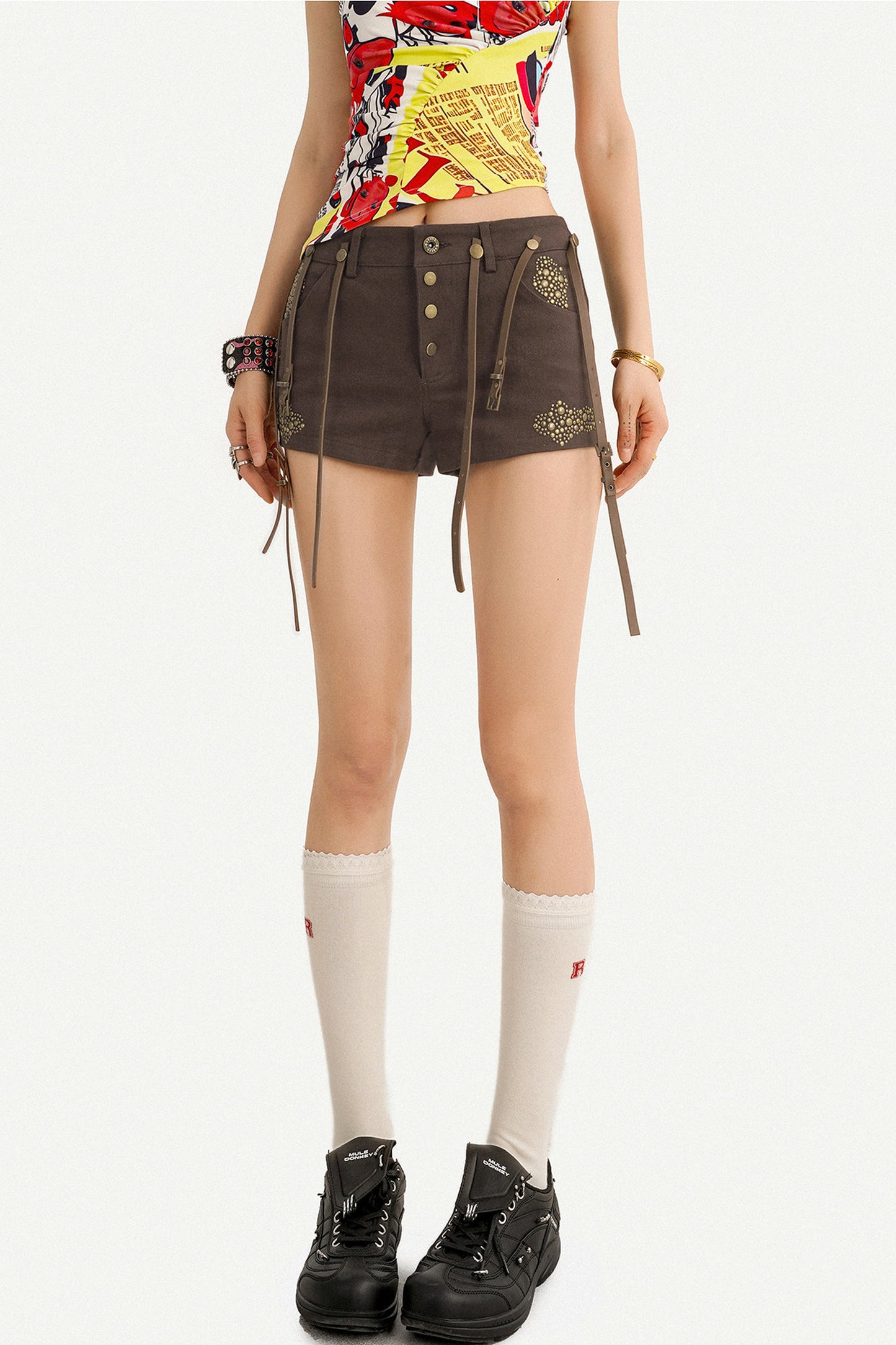 Shorts mit niedriger Taille, Metallknöpfen und Lederträgern