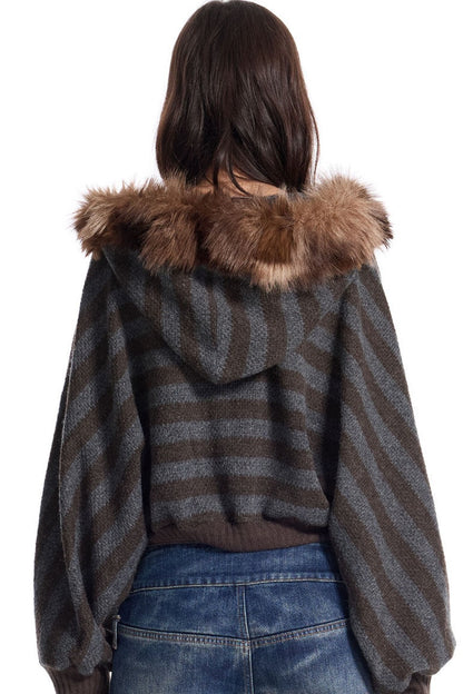 Pull en maille rayé à col en fausse fourrure