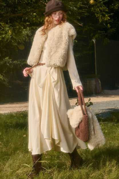 Langes Kleid mit Taillenbetonung, Schleife und Stickerei